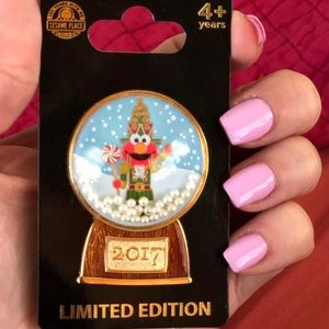 Elmo snow globe pin collectors edition 2017